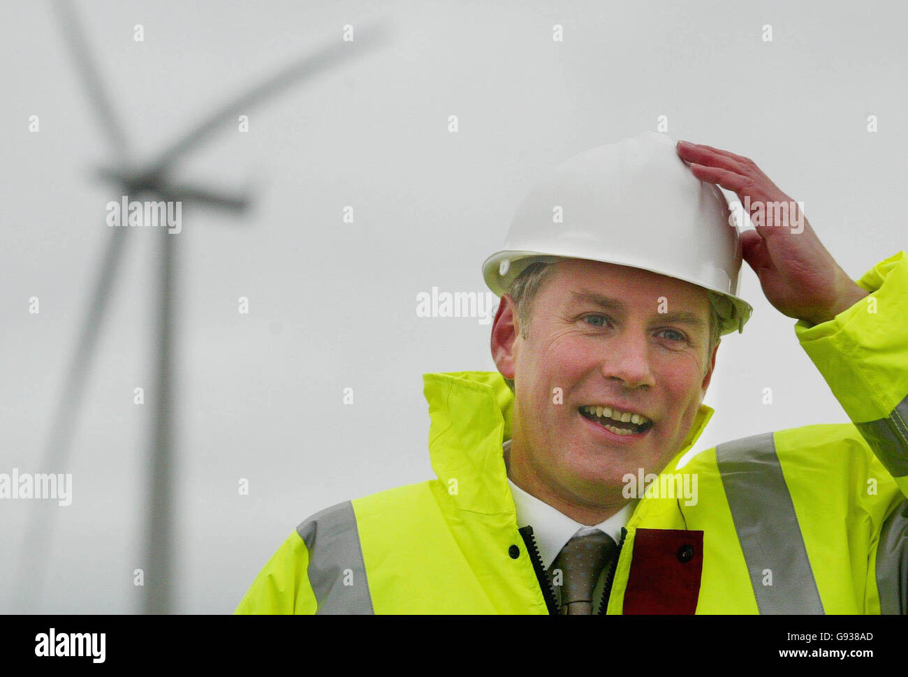`s größte Windprojekt Großbritanniens von Scottish Power wird am Donnerstag, dem 12. Januar 2006, auf dem Gelände einer alten Kohlemine im Windpark Black Law in South Lanarkshire in Schottland vom stellvertretenden Ersten Minister Nicol Stephen eröffnet, der sich an seinem Hut festhält. Stephen's behauptete, dass das Projekt Schottland dabei helfen werde, ein „Kraftpaket“ für erneuerbare Energien zu werden. Siehe PA Story SCOTLAND Windfarm. DRÜCKEN SIE VERBANDSFOTO. Bildnachweis sollte lauten: David Ceskin/PA Stockfoto